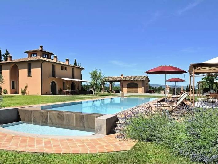 Villa für 11 Personen, mit Terrasse und Garten sowie Pool