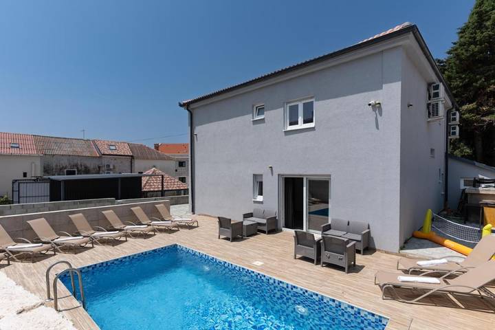 Villa für 12 Personen, mit Pool und Ausblick sowie Terrasse in Novalja