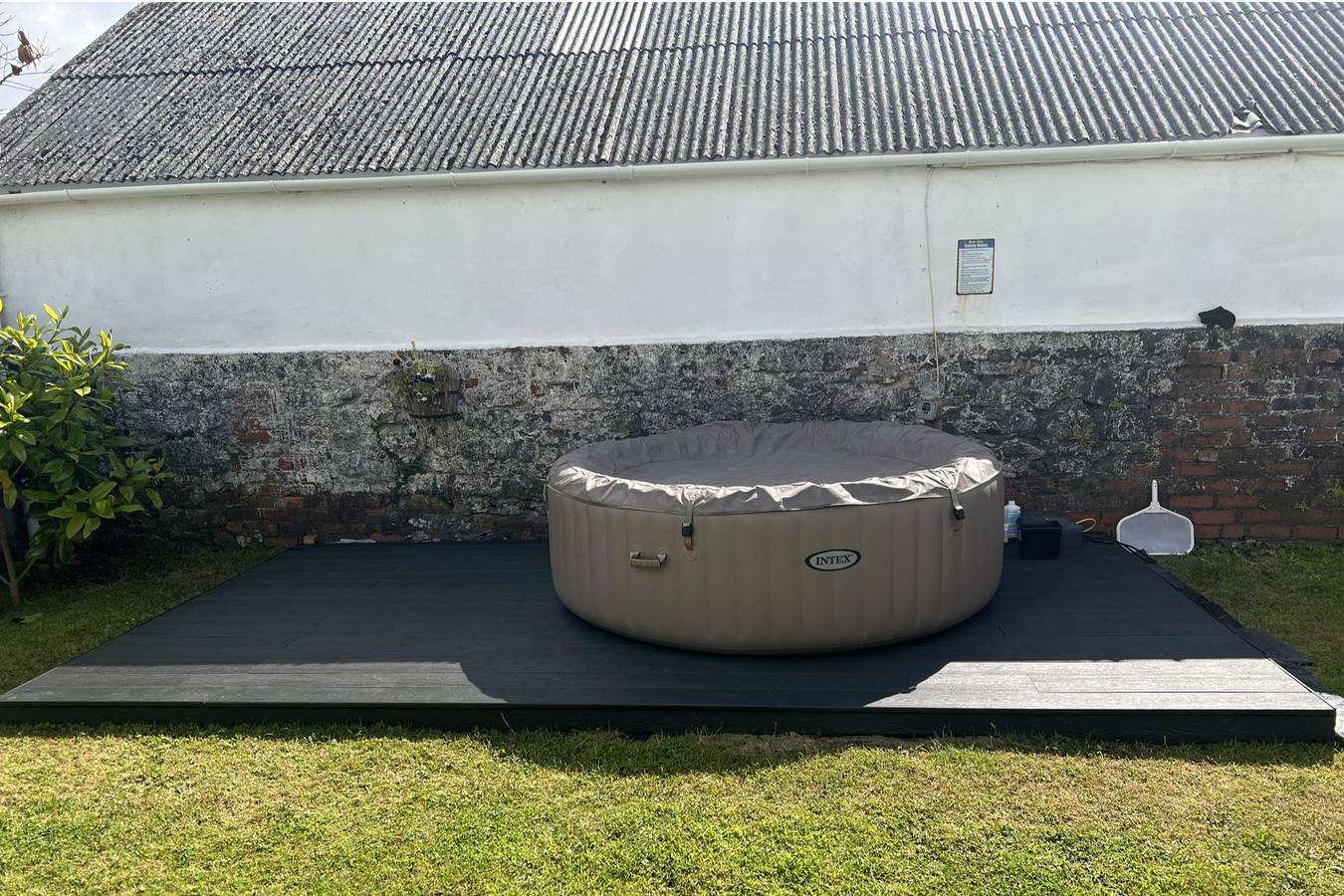 Build your memories, hot tub, garden, sleeps 14 in Porthcawl, Bridgend region