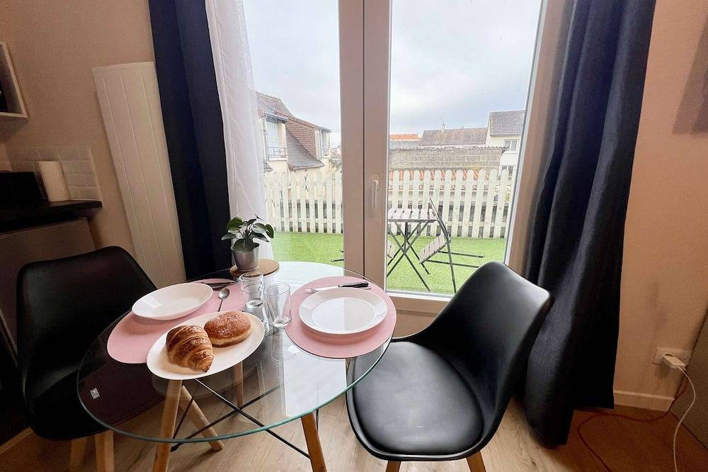 Entire apartment, Charmant studio terrasse en centre-ville in Châtellerault, Vienne