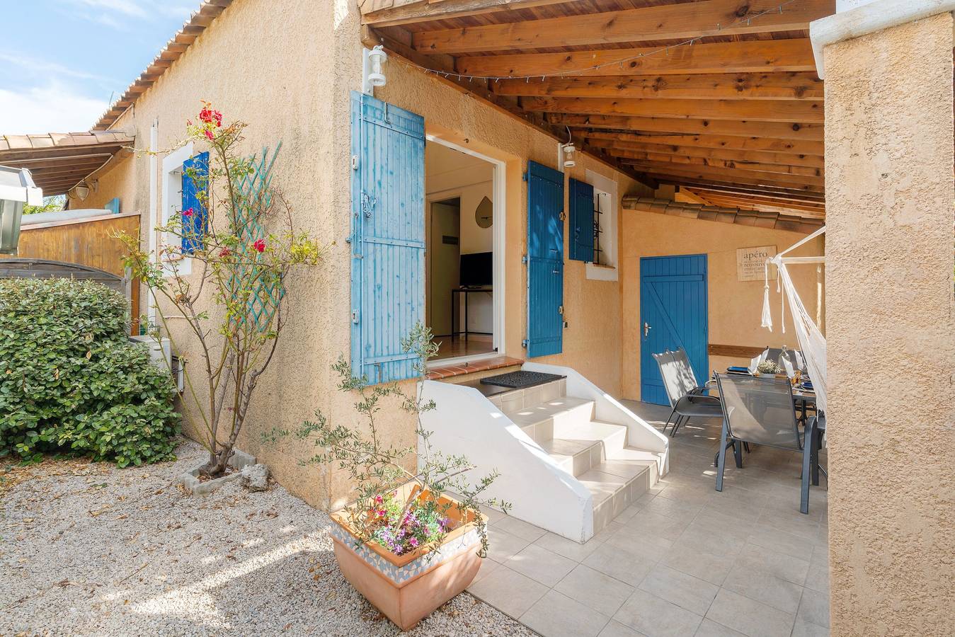 Apartamento entero, Encantadora casa de 2 dormitorios con piscina, wifi y aire acondicionado en tranquila Eyguières in Eyguières, Region de Arles