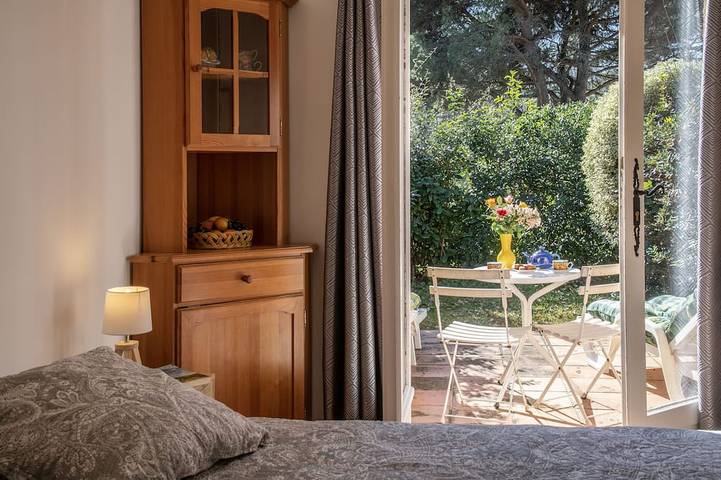 Ganze Wohnung, Charmantes Studio in der Villa in Saint Paul de Vence mit Terrasse und Garten in Saint-Paul-de-Vence, Mittelmeerküste (Frankreich)