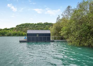 Log Cabin for 4 People in Medway, England, Photo 1