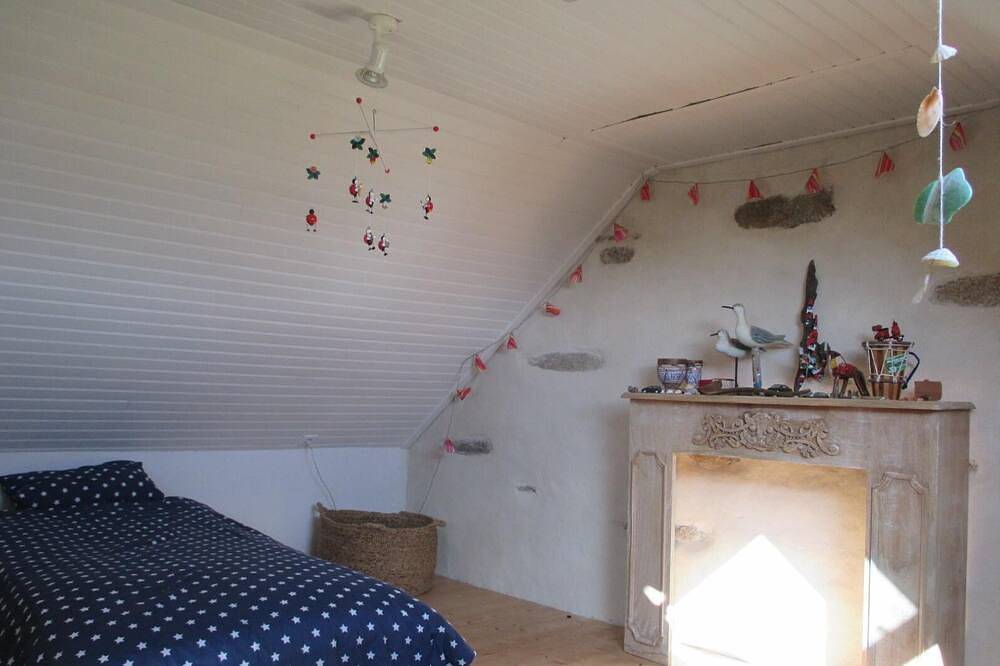 La maison aux mouettes et aux volets bleus in Lampaul-Plouarzel, Région de Brest