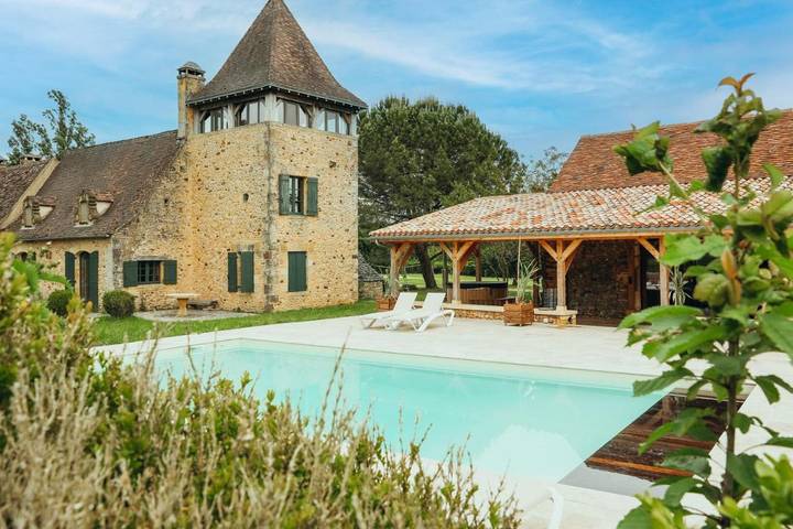 Location de vacances pour 29 personnes, avec Jacuzzi et Terrasse ainsi que Jardin et Piscine à Journiac