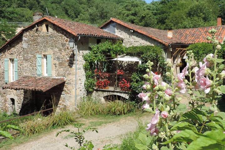 Gîte pour 5 personnes, avec Terrasse ainsi que Jardin et Sauna