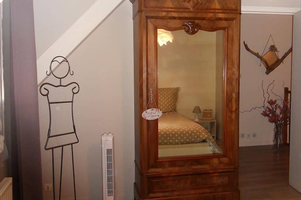 Le Refuge du Drapeau. Rated 3*. House with courtyard and garage, sleeps 8. in Dijon, Dijon region