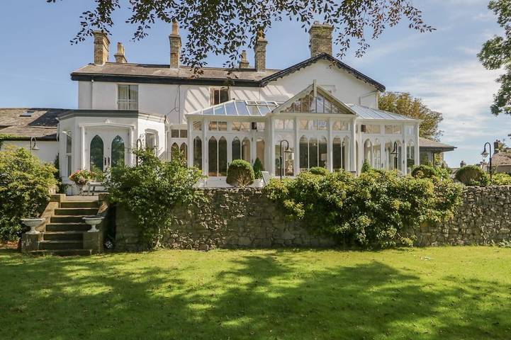 Holiday rental for 24 people, with garden and hot tub in Barrow-in-Furness