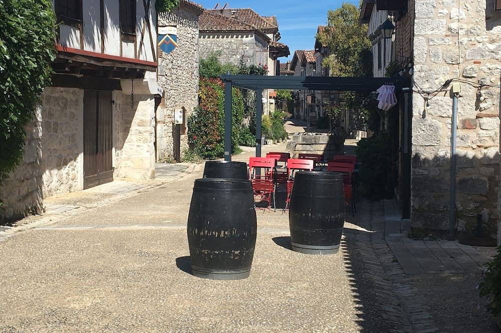 Delightful independant property with garden in small medieval fortified citadel in Pujols, Región de Villeneuve-sur-Lot