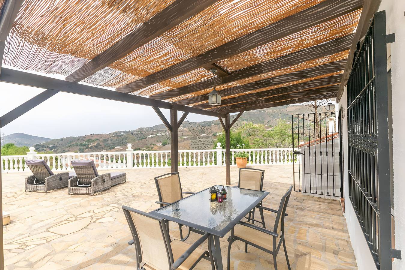 Casa El Alba, villa a pocos pasos del pueblo con piscina privada in Árchez, Málaga Province