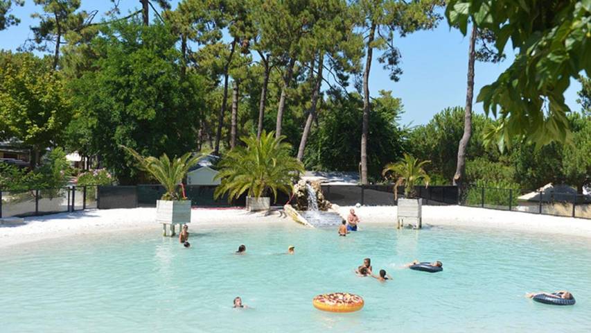 Camping pour 4 personnes, avec piscine et terrasse, animaux acceptés