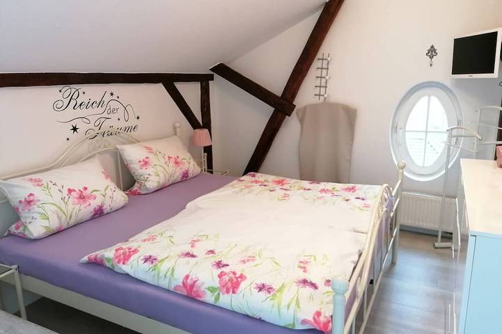 Ganze Wohnung, Helle modern eingerichtete Ferienwohnung mit Meerblick 100m zum Strand. in Kühlungsborn Weststrand, Kühlungsborn