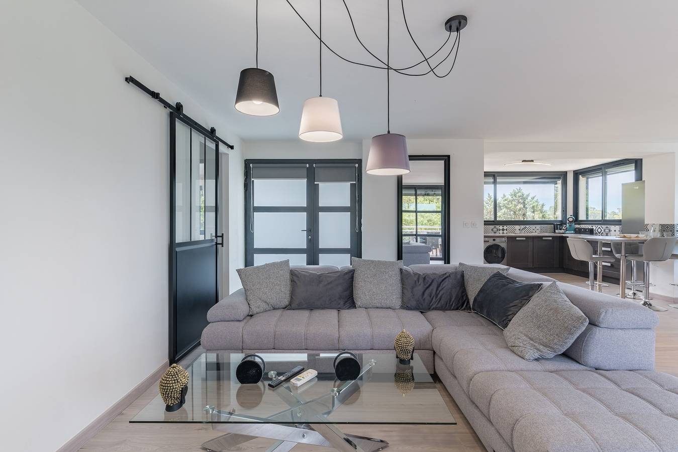 Entire apartment, Upper Villa with Sainte Victoire Mountain View, Shared Terrace, and Wi-Fi in Rousset, Aix-en-Provence region