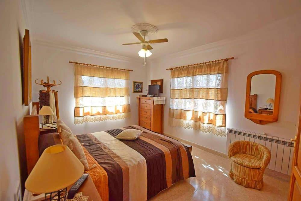 Bonita casa en un gran terreno con piscina para 6 personas, 1 minuto de la playa in Cala Llombards, Santanyí