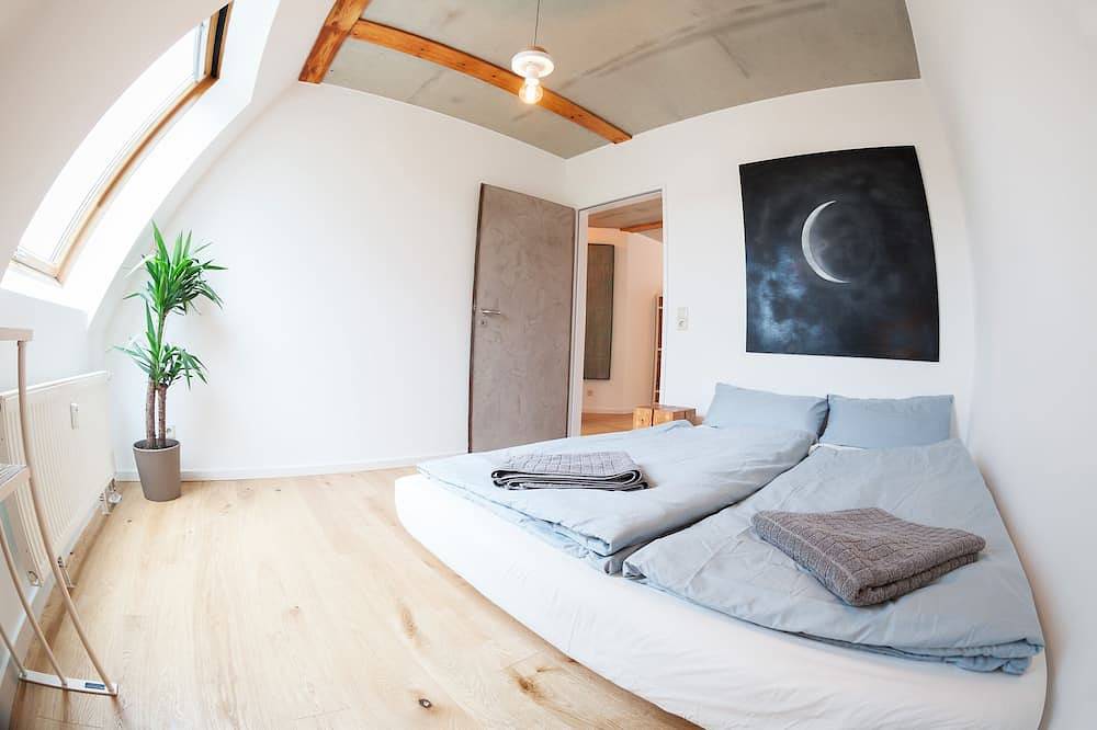 Ganze Wohnung, Helle Dachgeschosswohnung (Fahrstuhl!) mit grossem Balkon, direkt am Mauerpark! in Mitte Berlin, Berlin