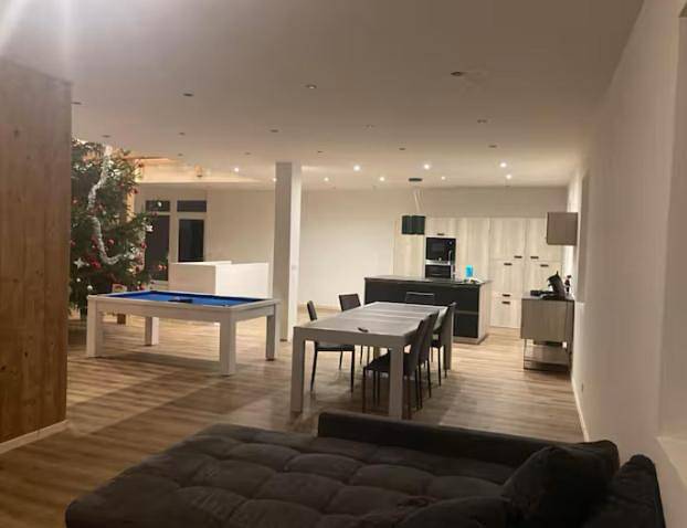 Gîte pour 14 personnes, avec jardin dans Germéfontaine