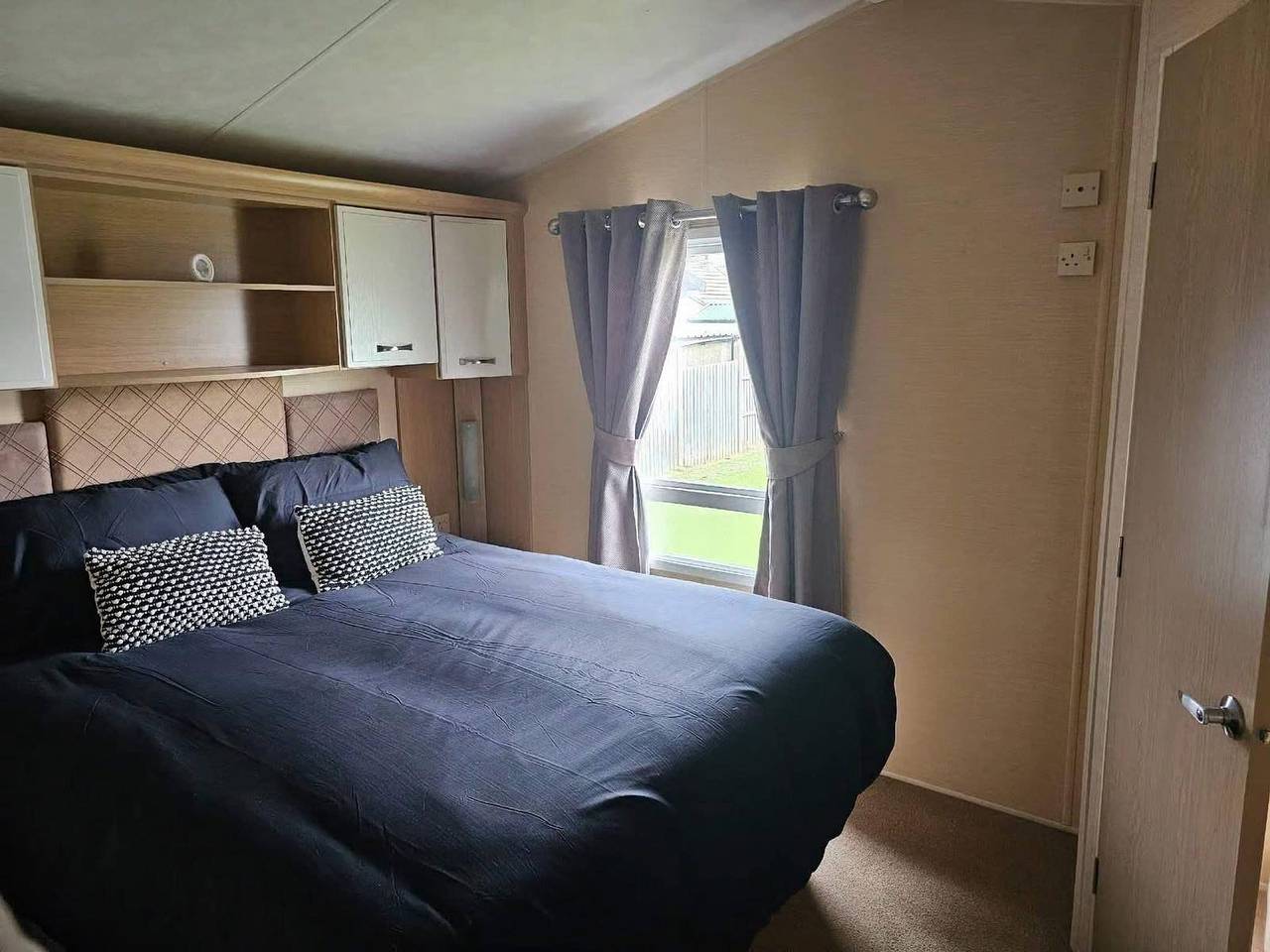 2-Bed Caravan - Sleeps 6 - Pets - Beach Access in Chapel St. Leonards, Lincolnshire