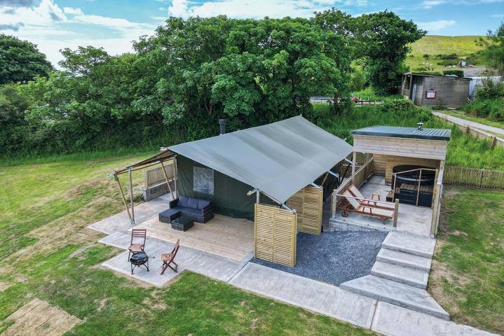 Glamping for 2 people, with Hot tub and Garden in Gower