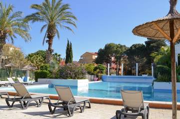 Parc de vacances pour 2 personnes, avec vue et piscine ainsi que bassin pour enfant et jardin, animaux acceptés dans Occitanie