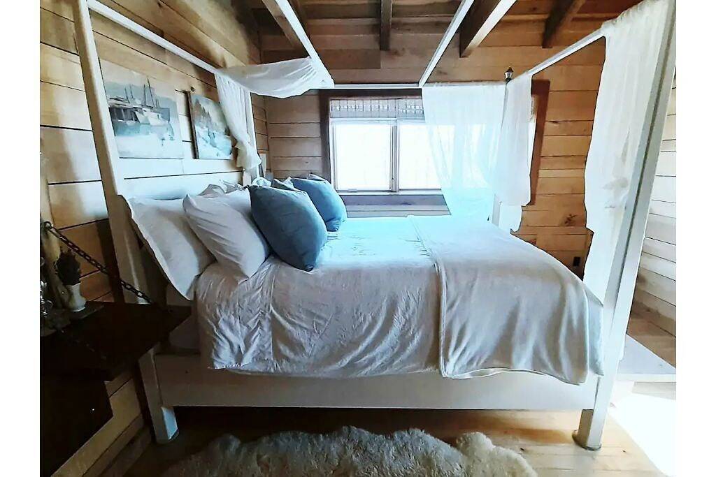 Artisan Log Haven: 40-Acre Forest Sanctuary in Monroe County (IN)