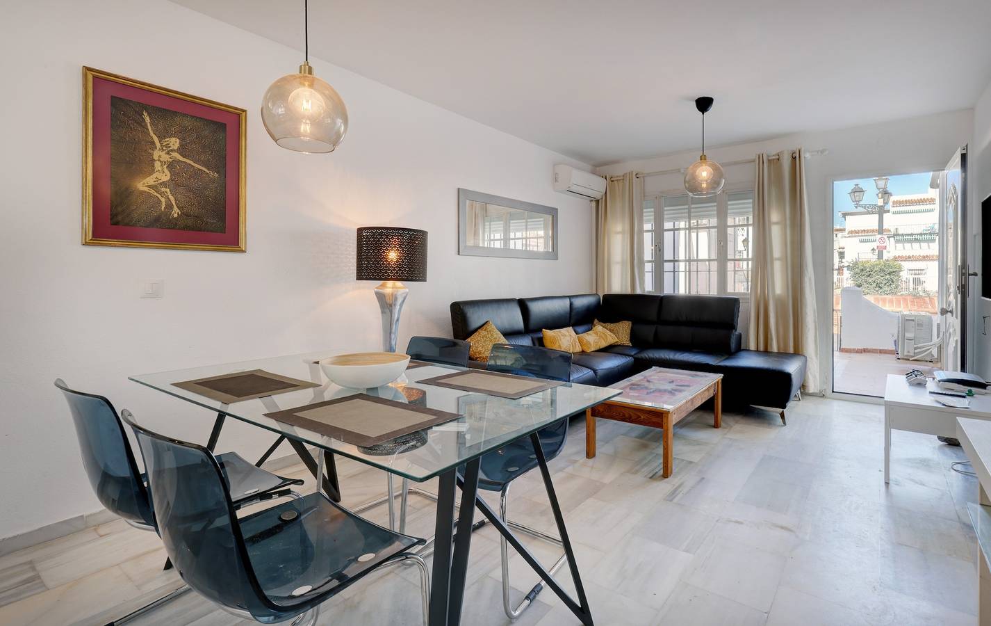 Apartamento entero, Apartamento 'Los Flamencos Manilva' con vistas al mar, Wi-Fi y aire acondicionado in Puerto de la Duquesa, Manilva