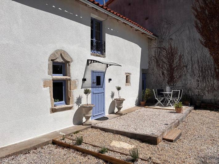 Location de vacances pour 2 personnes, avec jardin ainsi que vue et piscine à Nanteuil-en-Vallée - 4