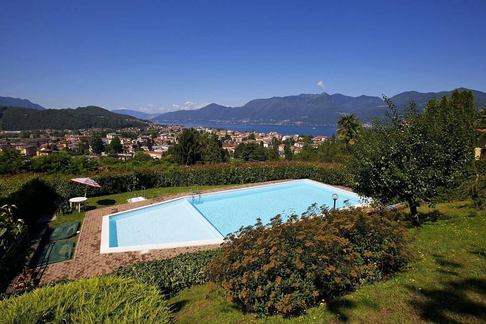 Geheel appartement, Appartement met groot terras en tuin in een residentie met zwembad in Luino, Comune di Luino
