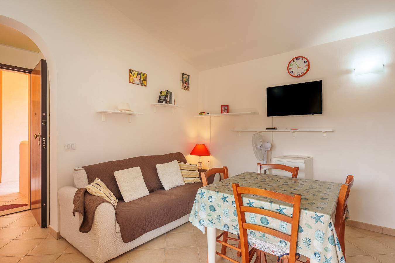 Entire apartment, Apartment 'Casa Vacanze Melone' with Shared Pool, Private Terrace and Balcony in Murta Maria, Gallura