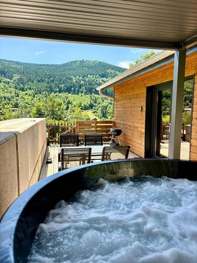 Chalet pour 4 personnes, avec Jacuzzi ainsi que Terrasse et Vue à Rochesson