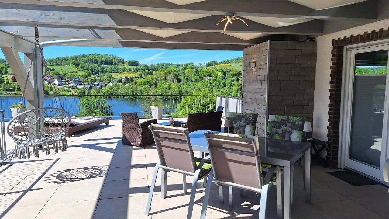 Ganze Wohnung, Seeblick-Ferienwohnung "Agger-Blick 2" mit traumhafter Terrasse, kostenlosen E-Bikes, Sauna & Kajak in Gummersbach, Oberbergischer Kreis