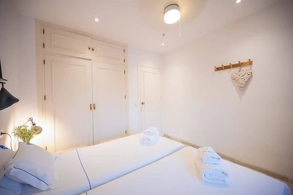 Typical beach house, ping pong table, pool (45m2), garden in Las Chapas, Marbella
