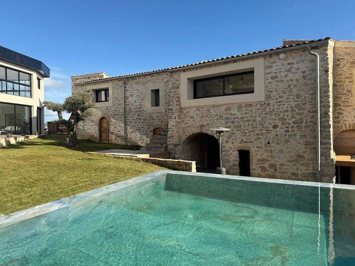 Location de vacances pour 8 personnes, avec jardin et balcon ainsi que jacuzzi et piscine à Montbazin