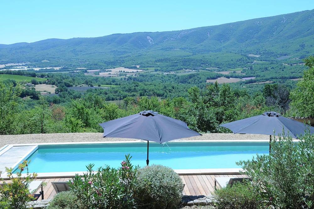 Bastide dicht bij het dorp en afgelegen locatie, een prachtig uitzicht op de Grand Luberon in Saint-Martin-de-Castillon, Parc naturel régional du Luberon