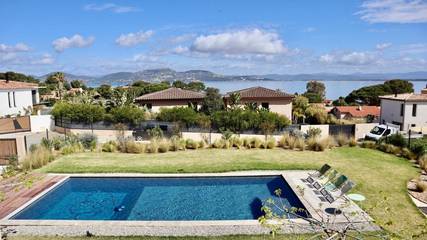 Location de vacances pour 10 personnes, avec vue ainsi que jardin et piscine dans Pointe Des Chevaliers Hyeres