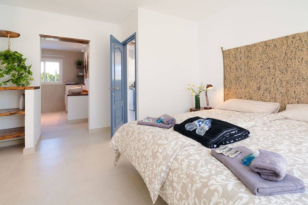 Luxurious A2 in a small complex with communal heated pool 100m from the sea in Charco del Palo, Haría