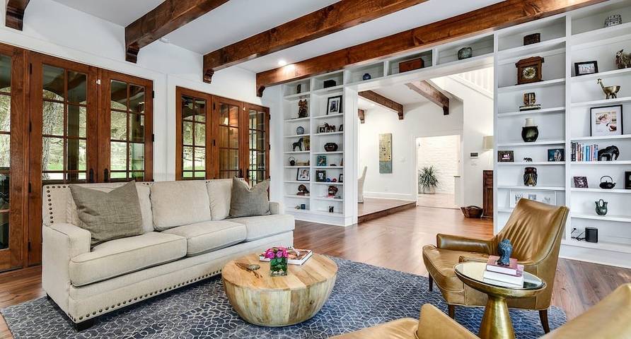 Vacation rental for 12 people, with hot tub and yard in Lake Austin