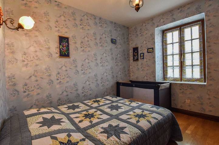 Location de vacances pour 7 personnes, avec terrasse ainsi que jardin et piscine à Loubejac - 4