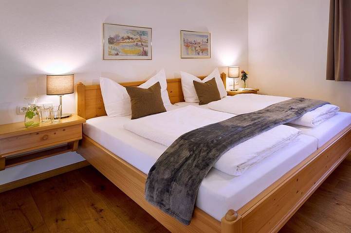 Ganze Wohnung, Ferienwohnung Nelke, bis 2 Personen, Obergeschoss, 50 qm in Waging am See, Rupertiwinkel