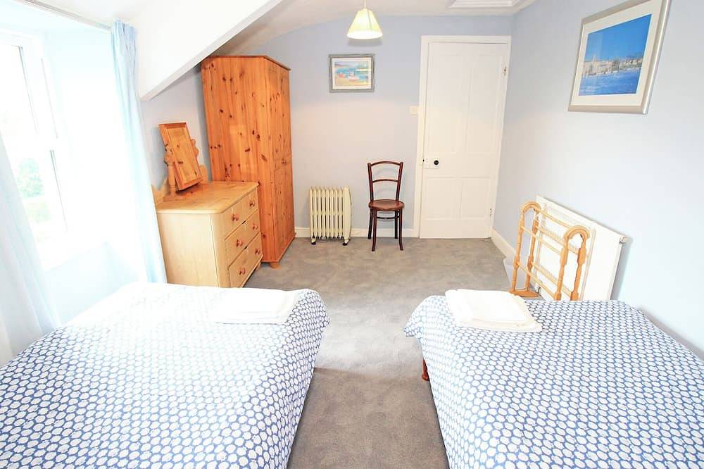 The Farmhouse, pet friendly, country holiday cottage in Llanbedr in Llanbedr, Snowdonia