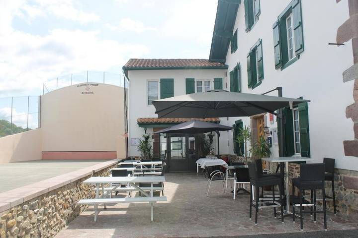 Hôtel pour 2 personnes, avec terrasse dans Lasse