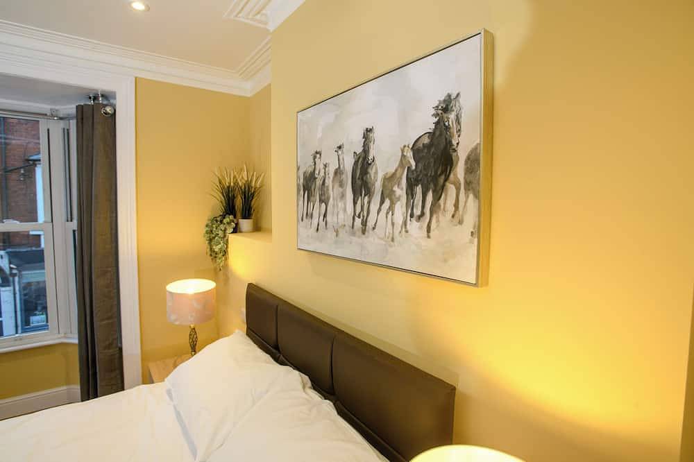 Bright spacious sunny en-suite  room, free Wifi , Tv,  and Toiletries in Lincoln, Lincolnshire
