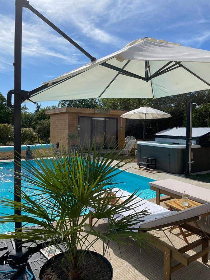 Chambre d’hôte pour 2 personnes, avec piscine et jacuzzi ainsi que jardin et sauna à Virac