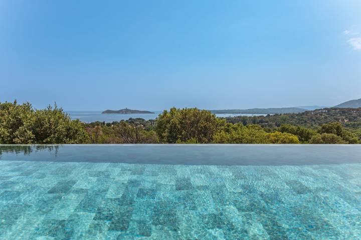 Villa pour 8 personnes, avec balcon ainsi que jardin et piscine, adapté aux familles en Corse-du-Sud