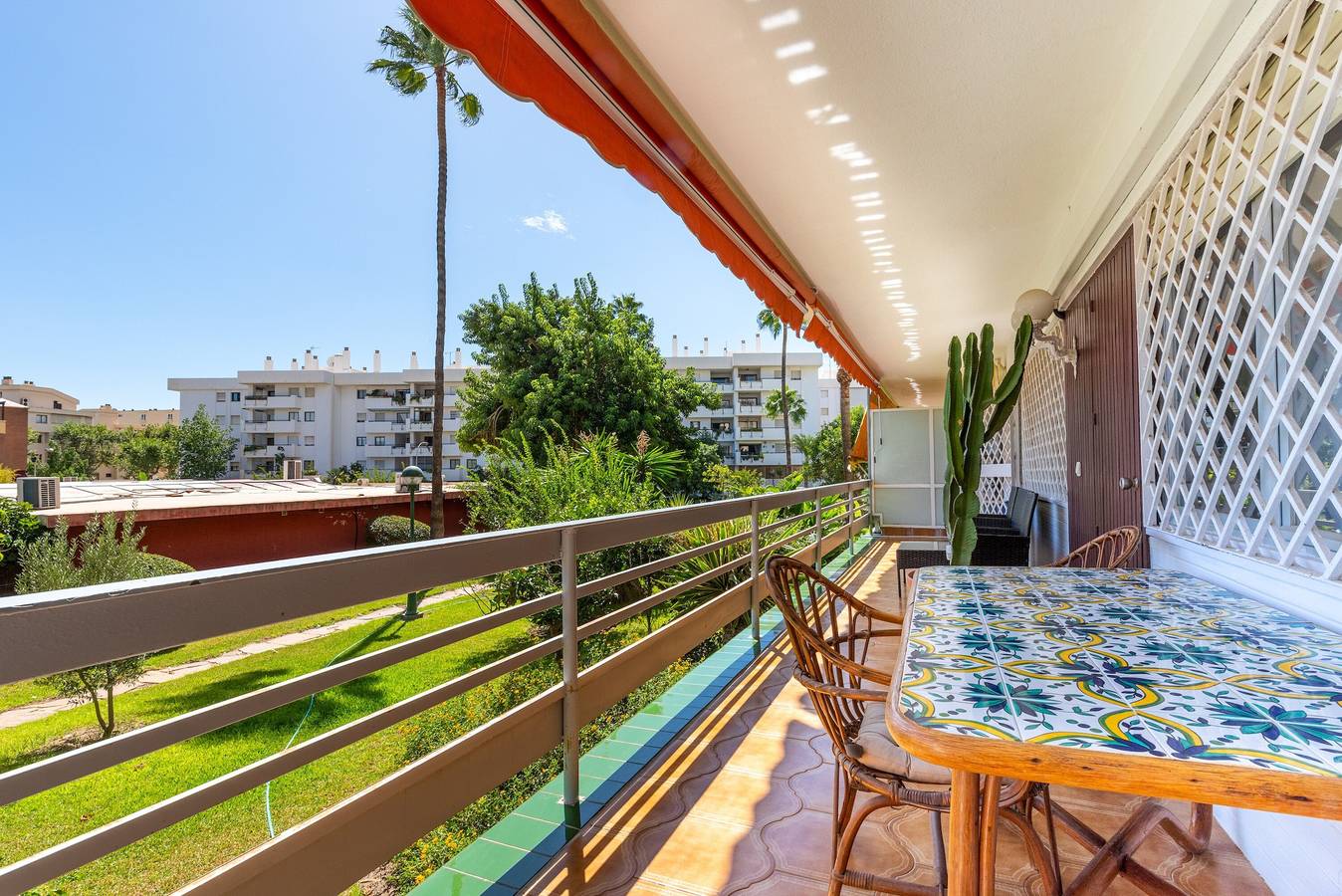 Entire apartment, Apartment 'Eurosol Carihuela' with Shared Garden, Wi-Fi and Air Conditioning in La Carihuela, Torremolinos