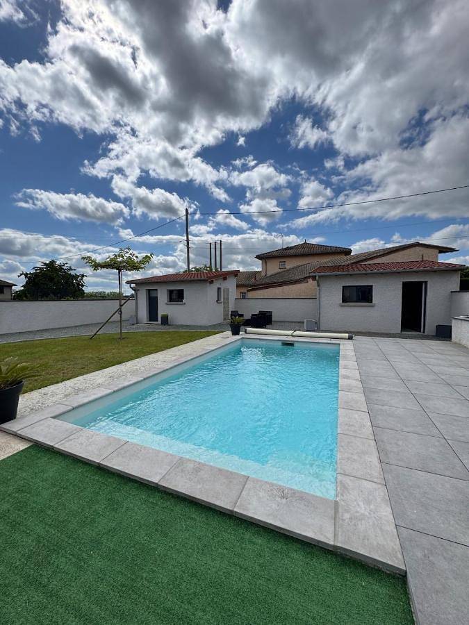 Gîte pour 2 personnes, avec Terrasse ainsi que Jardin et Piscine à Crêches-sur-Saône - 4
