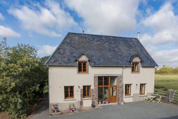 Gîte pour 6 personnes, avec terrasse et jardin à Lengronne