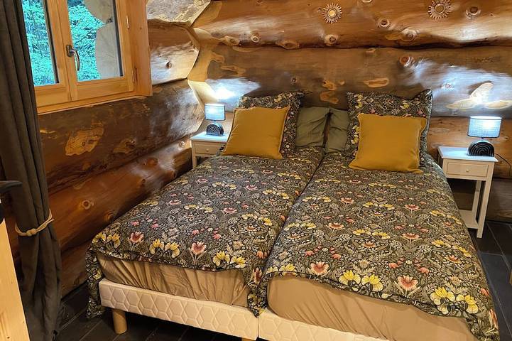 Univers du bois: Forest chalet with all comforts 2 km from town by footpath in Le Chambon-sur-Lignon, Mézenc