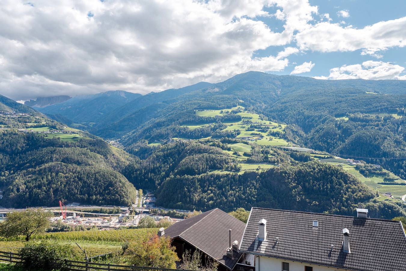 Ganze Wohnung, Ferienwohnung 'Oberhemberger Hof Zwoaer' mit Bergblick, Gemeinschaftsterrasse und Wi-Fi in Feldthurns, Dolomiti Superski