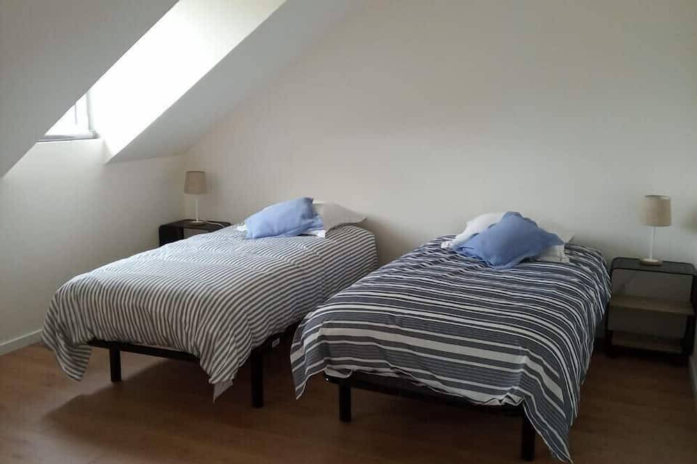 Charming renovated farmhouse - private heated pool 300m from the beach in Porspoder, Región de Brest