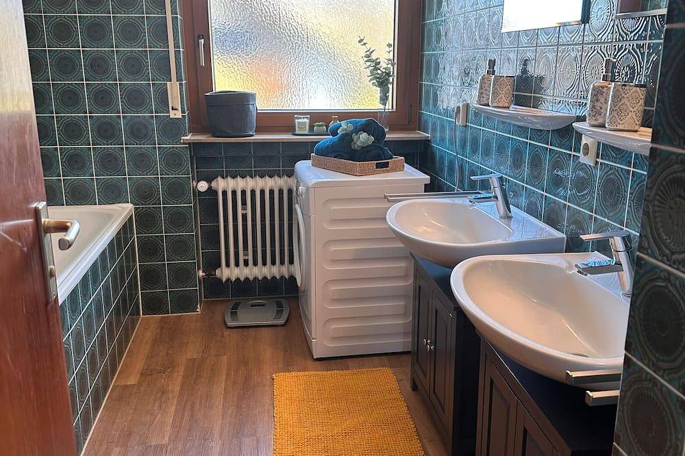 Ganze Wohnung, Ferienwohnung 'Schöne Große - Top Lage' mit Balkon und Wi-Fi in Ravensburger Spieleland, Ravensburg